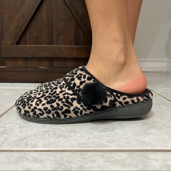 vionic leopard print slippers